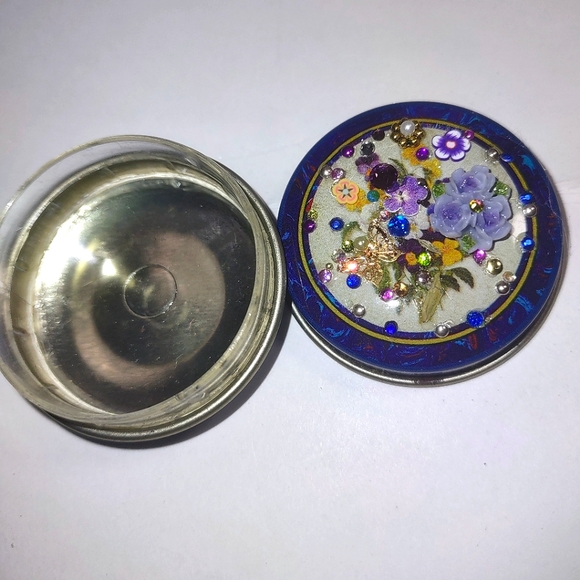 Pill Case Container Round Tin - Picture 6 of 15